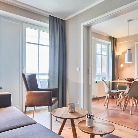 725, Seepark Apartment *