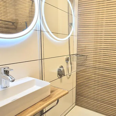 725, Seepark Apartment *